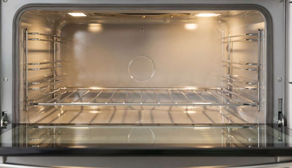 Not lemon, not baking soda: the 2 magic ingredients to clean your oven like new with zero effort